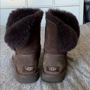 NEVER WORN brown bailey button uggs